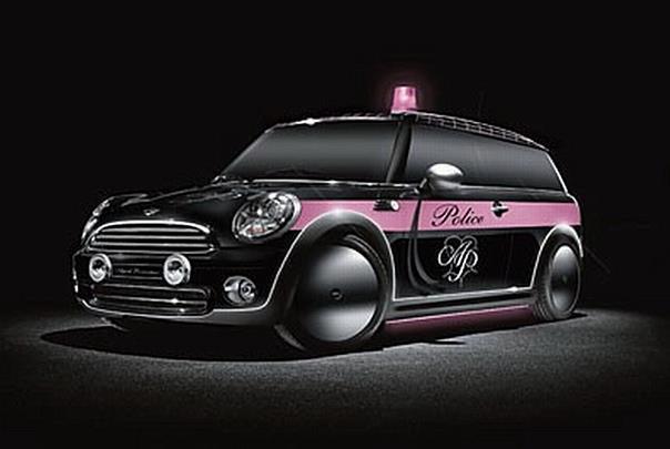 Agent Provocateur designt den neuen Life Ball MINI als eine Art Polizeifahrzeug: schwarz lackiert, akzentuiert mit dem typischen Pink im Kontraststreifen und im Logo von Agent Provocateur